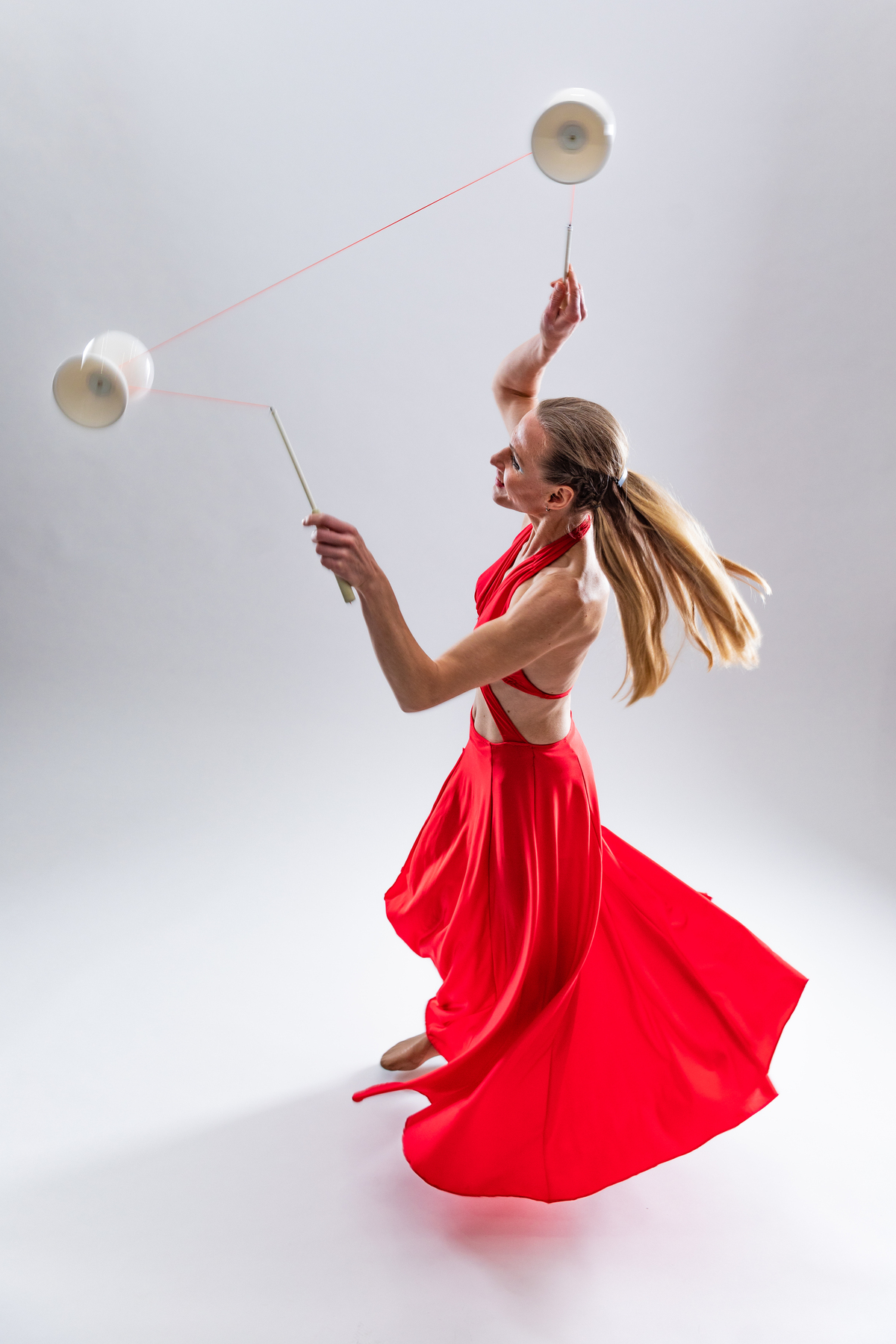 Diabolo Act (new style, woman diabolist)