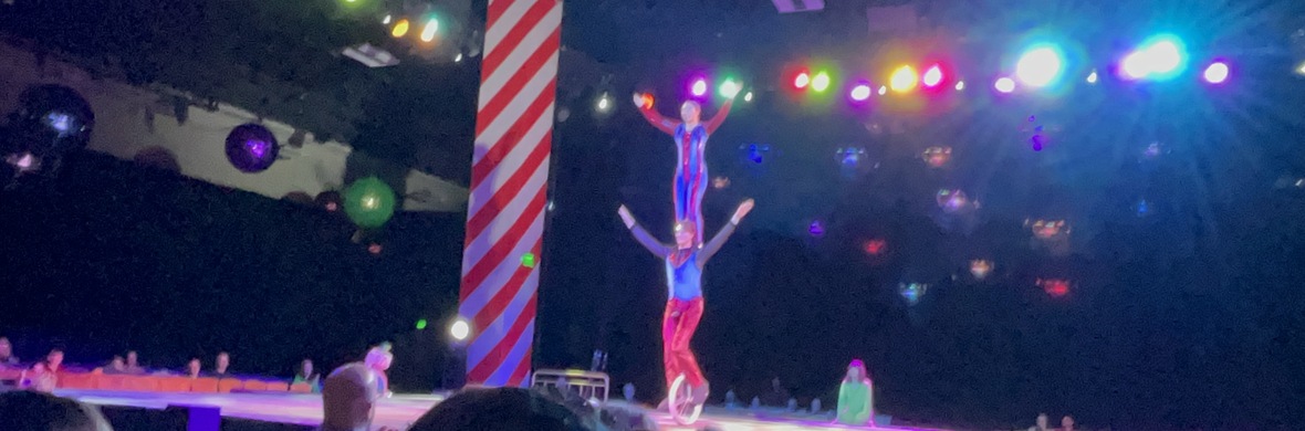 Duo Unicycle Spirit of Christmas - Performing Arts Acts - StageLync