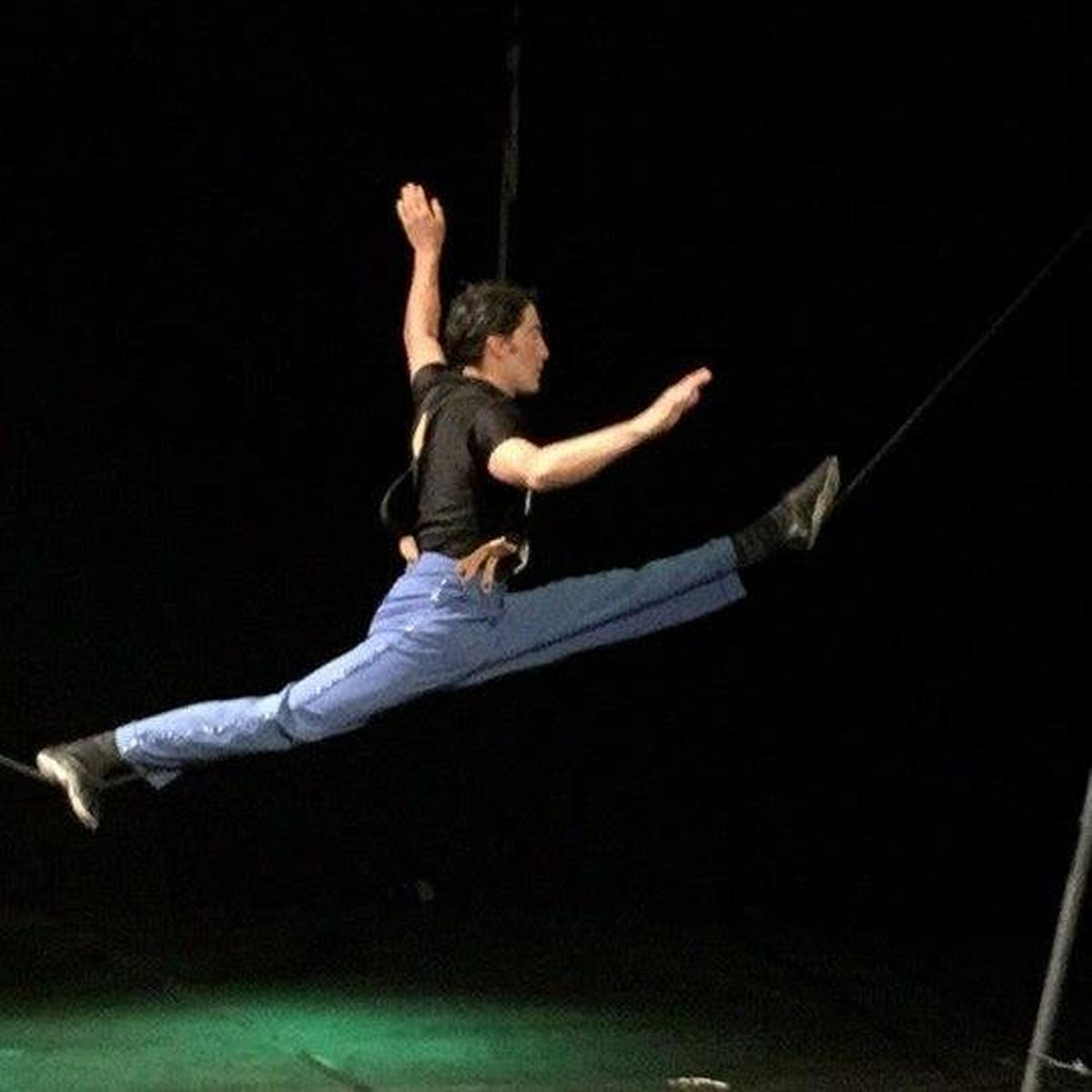 cuerda floja , monociclos,  trompos, equilibrios de manos...