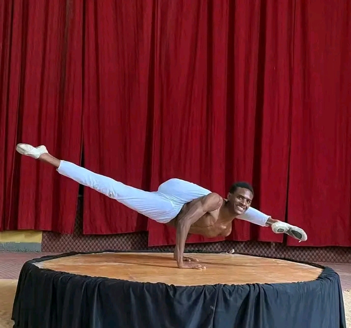 Solo Contortionist 